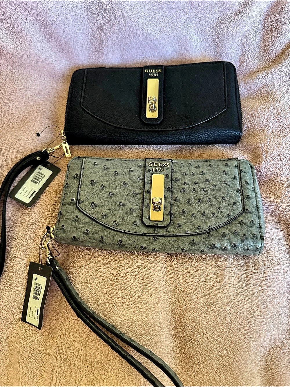 GUESS 1981 Turnlock Zip-Around Wristlet Wallet Set Black & Gray